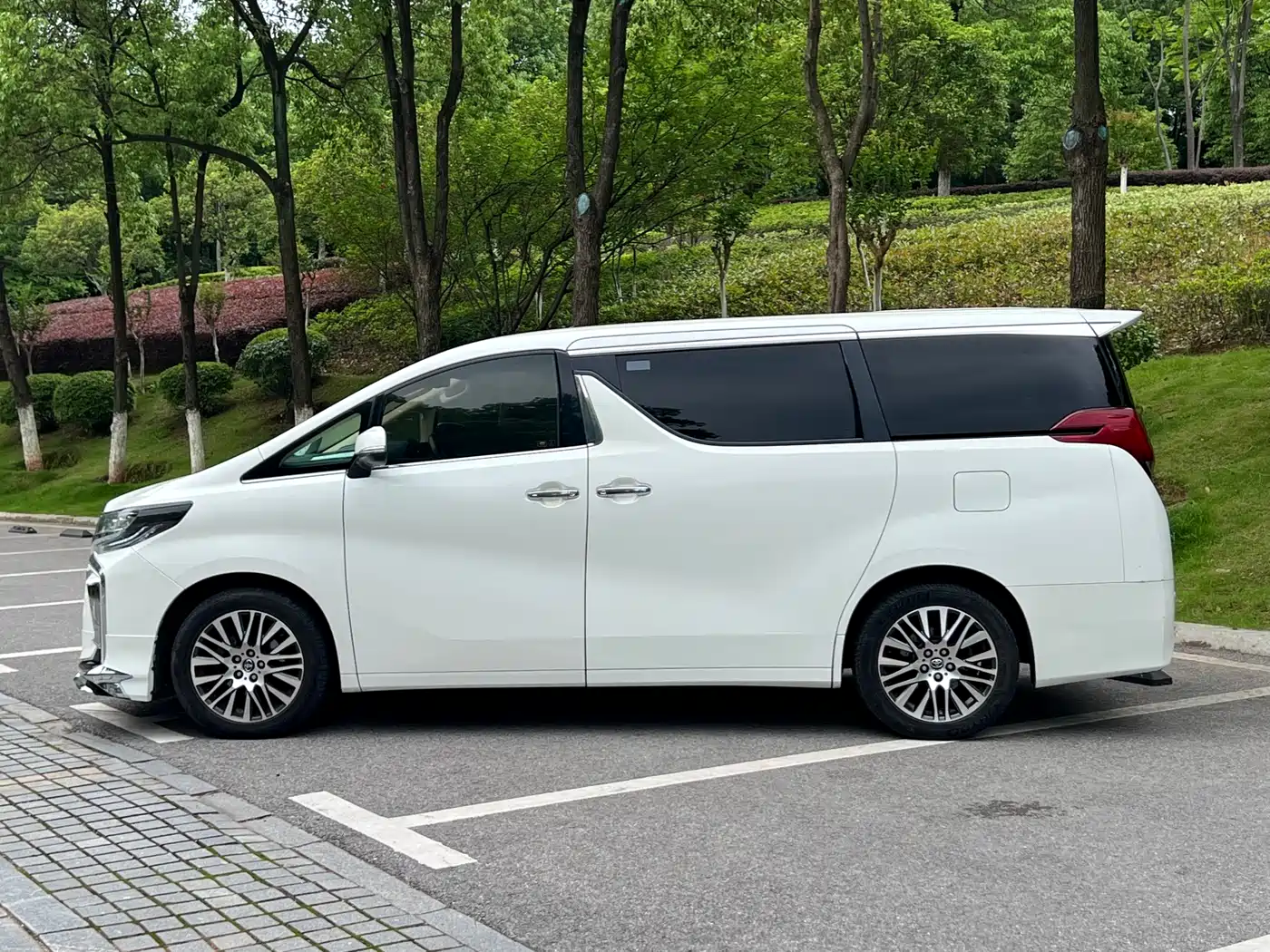 Toyota Alphard 2015 3.5L Premium Edition фото 3
