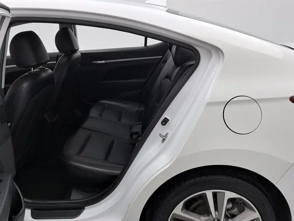 Hyundai Elantra 2018 1.6L Automatic 15th Anniversary Special Edition фото 15