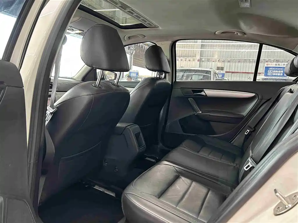 Volkswagen Lavida 2015 1.6L Manual Comfort Edition фото 8