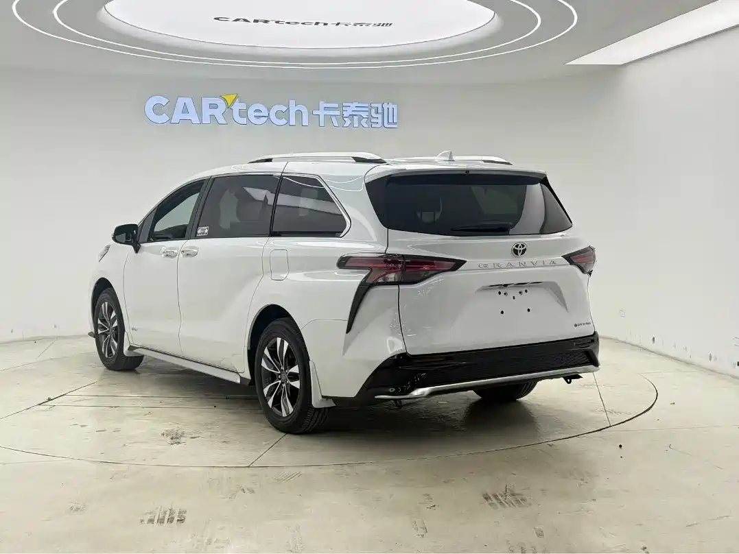 Toyota Granvia 2024 2.5L Hybrid Premium PLUS 4WD Edition фото 4