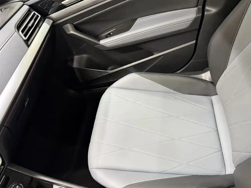Volkswagen Lavida 2023 1.5L Automatic Starlight 5 Million Edition фото 16