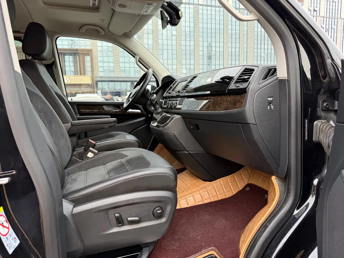 Volkswagen Multivan 2018 2.0TSI 4WD Premium Edition 7-Seater фото 13