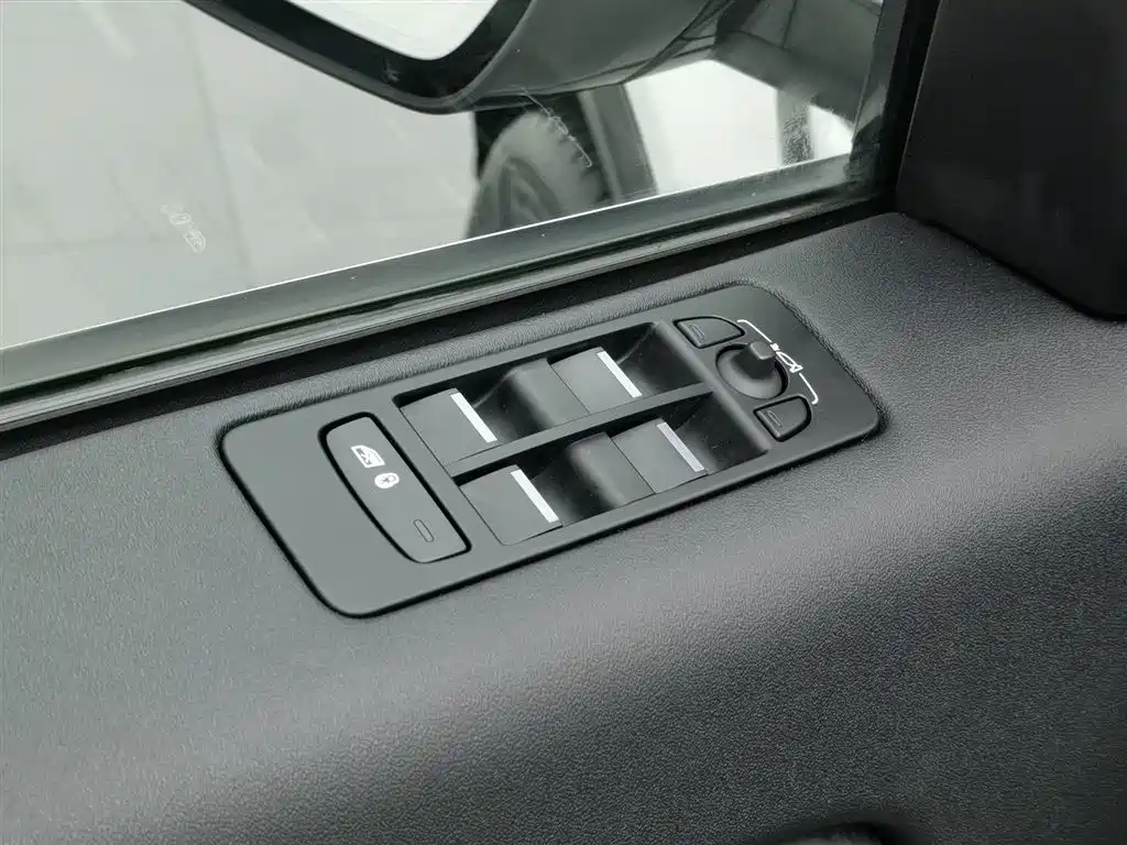 Land Rover Discovery Sport 2024 Luxury Custom Edition фото 9
