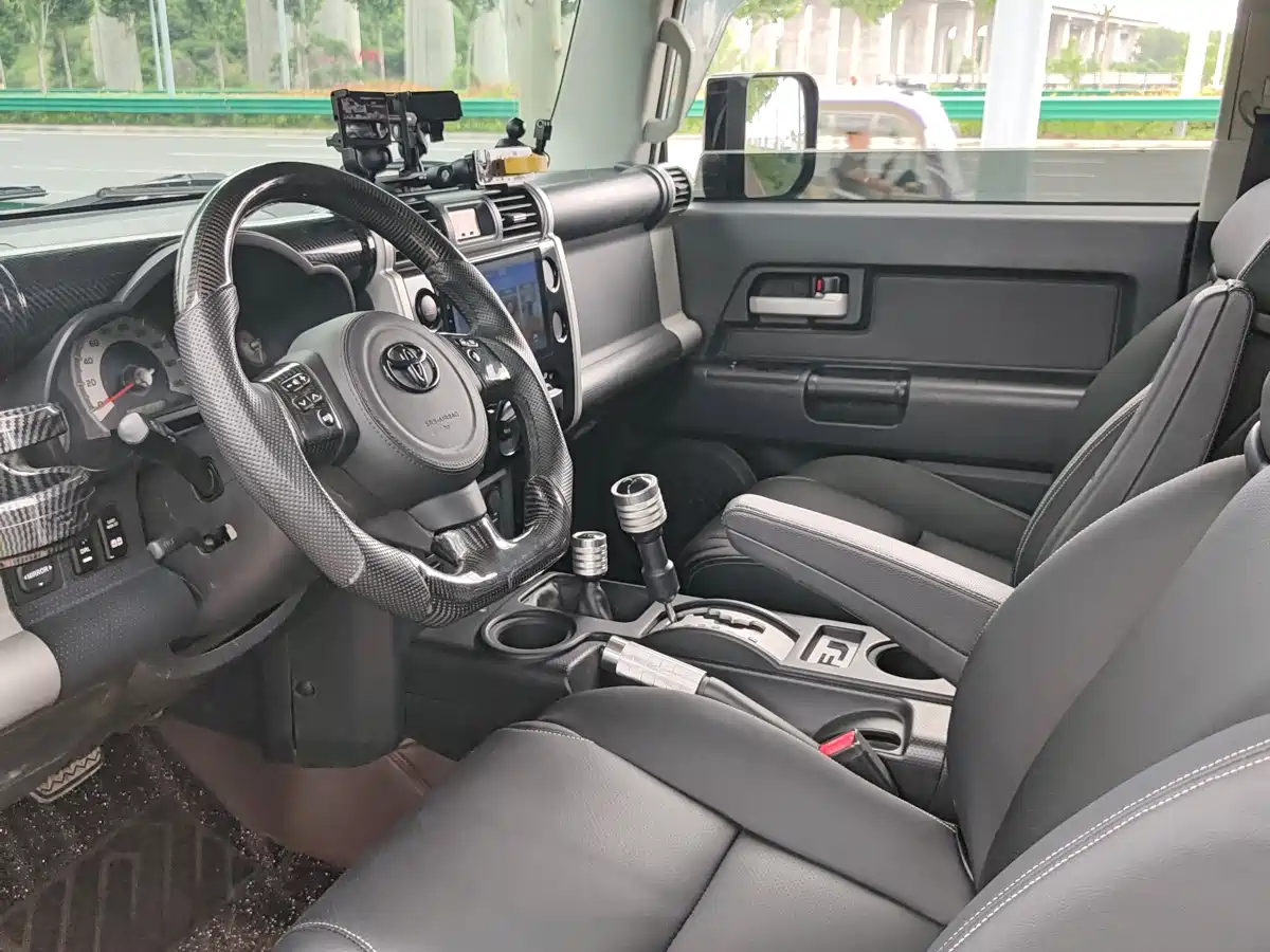 Toyota FJ Cruiser 2013 4.0L фото 8