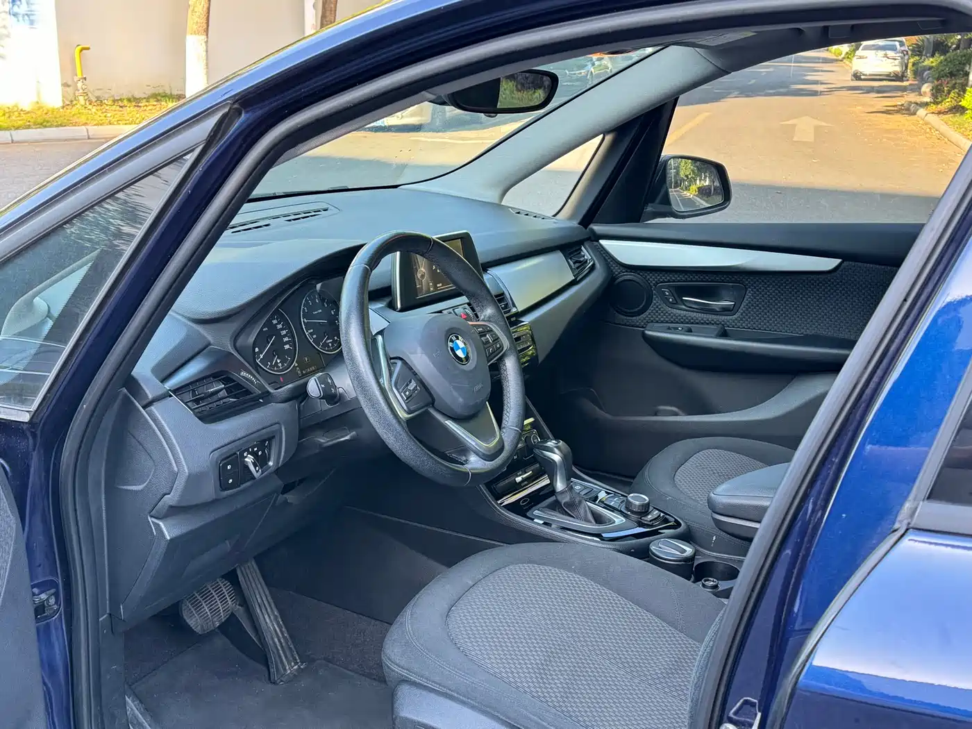 BMW 2 Series Touring 2016 218i Leading фото 8