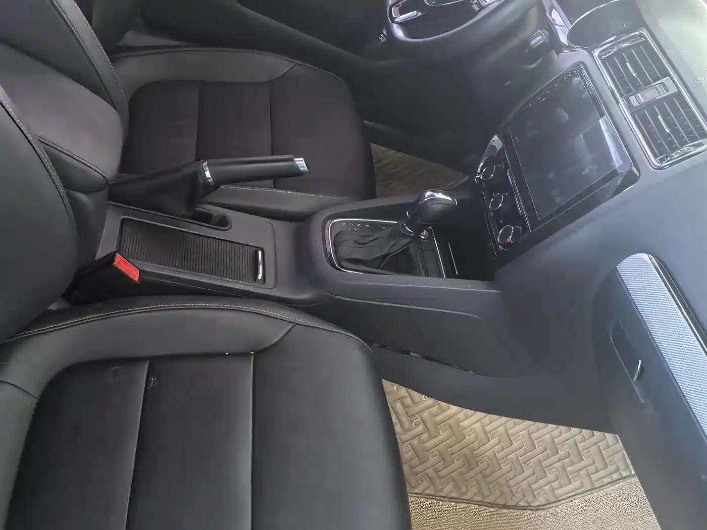 Volkswagen Sagitar 2017 1.6L Automatic Comfort фото 10