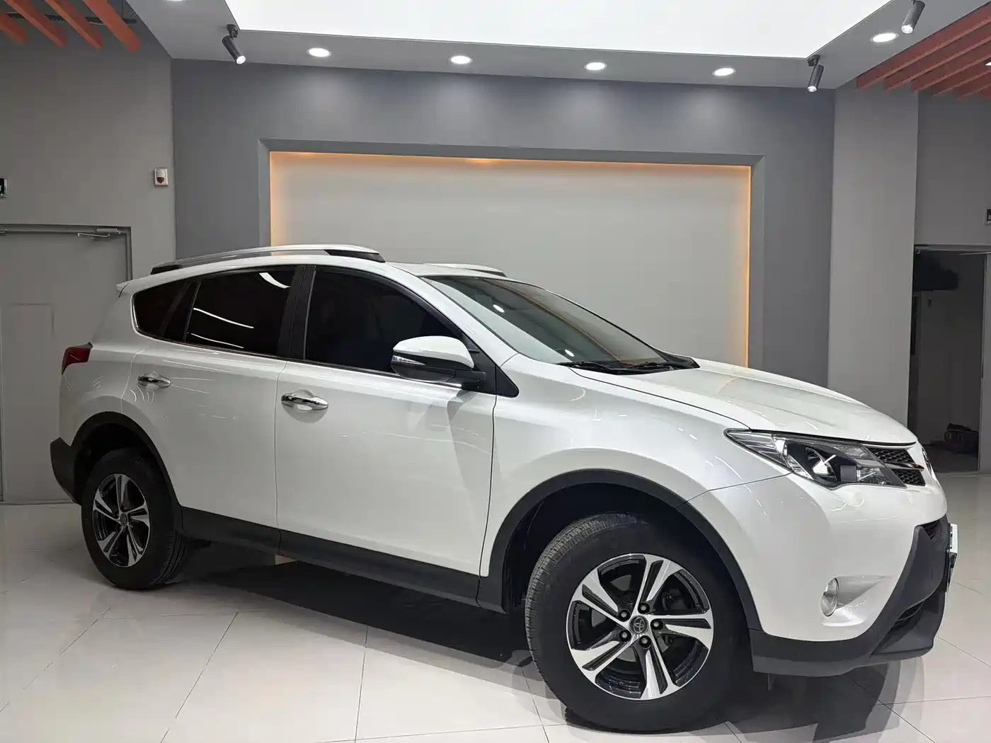 Toyota RAV4 Rongfang 2015 2.0L CVT 4WD Pioneer Edition фото 3