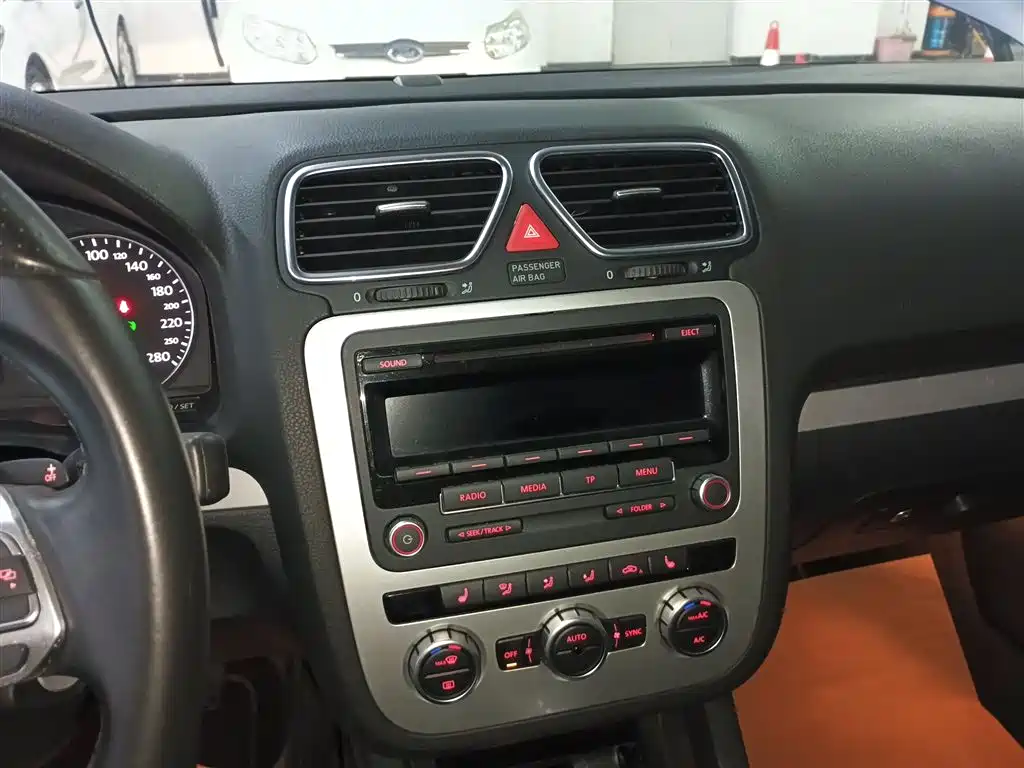 Volkswagen Scirocco 2011 2.0TSI Luxury фото 13