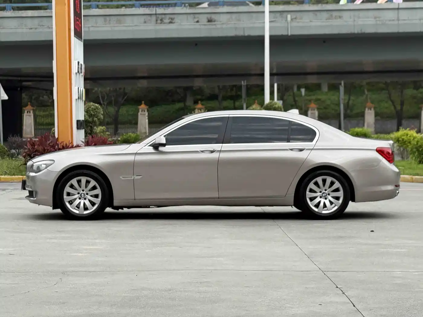 BMW 7 Series 2009 Model 740Li Leading Edition фото 5