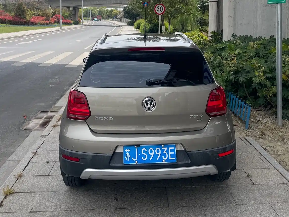Volkswagen Polo 2014 1.6L Cross Polo Automatic фото 4