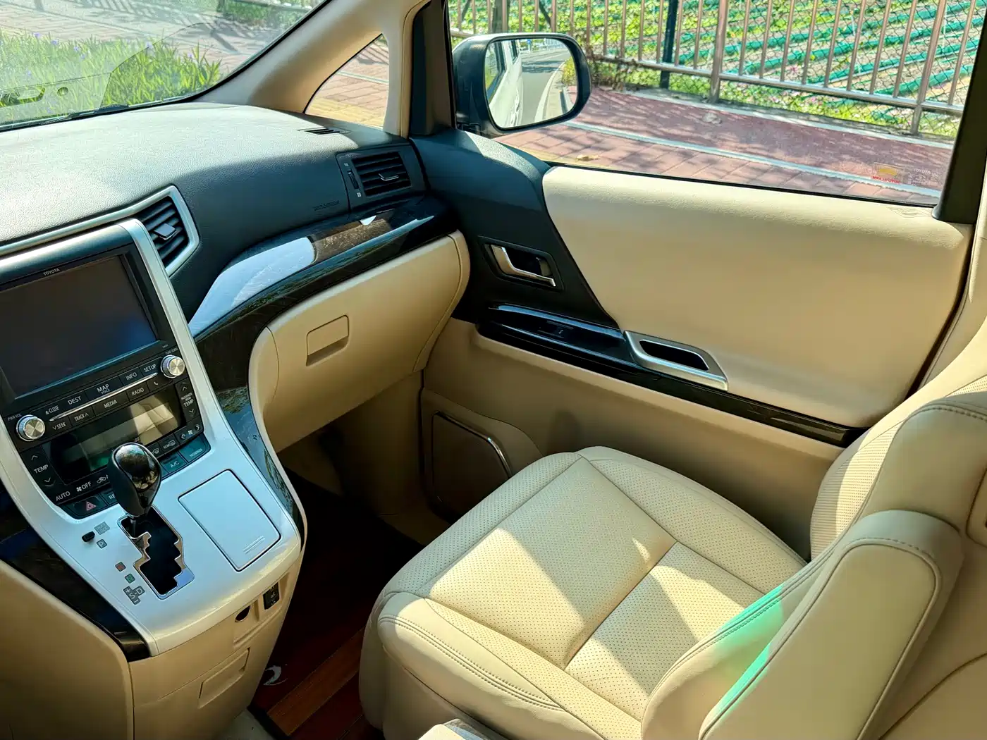 Toyota Alphard 2012 3.5L Luxury Edition фото 9