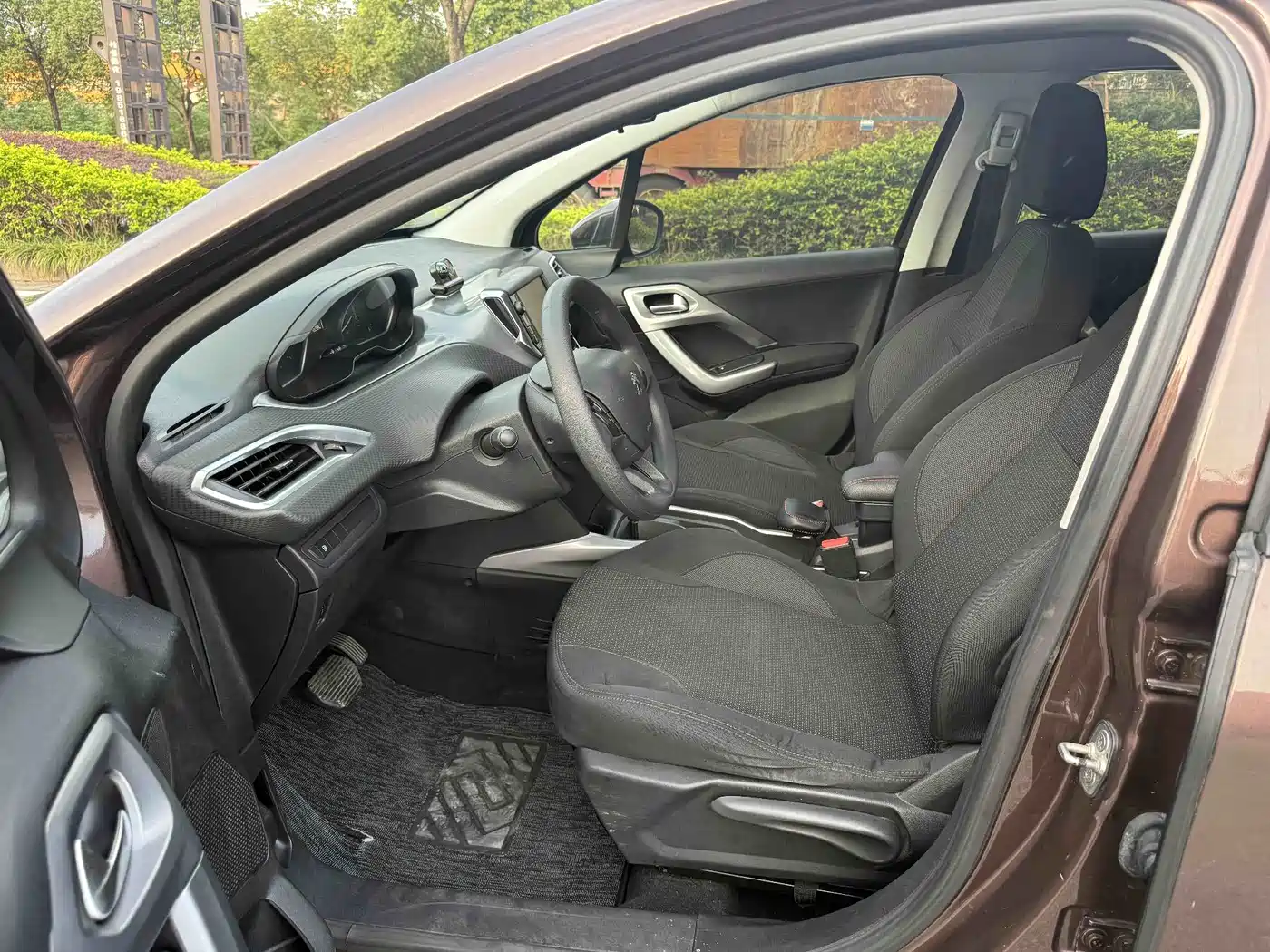 Peugeot 2008 2014 1.6L Automatic Fashion Edition фото 6