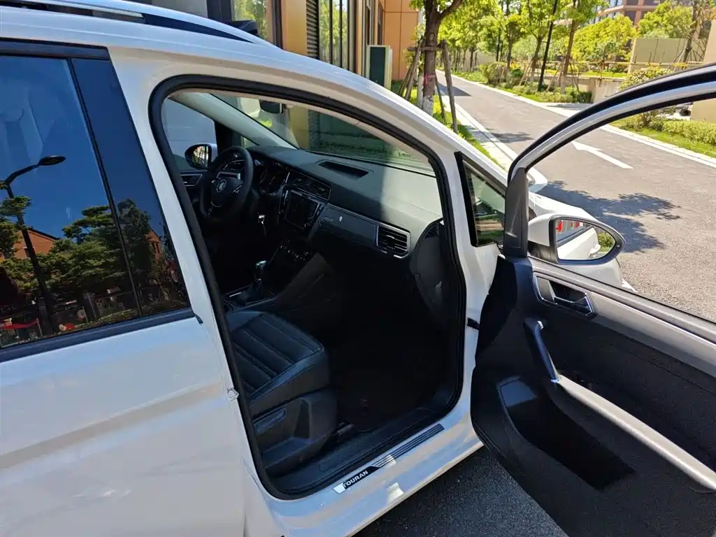 Volkswagen Touran 2018 Touran L 280TSI DSG Comfort 7-seater China V фото 20