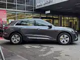 Photo 5 - Audi e-tron