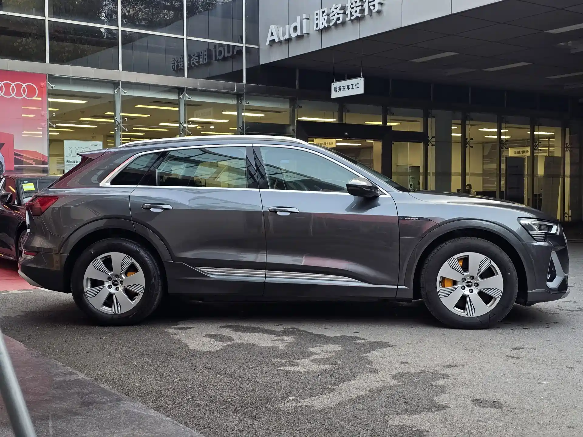 Photo 5 - Audi e-tron