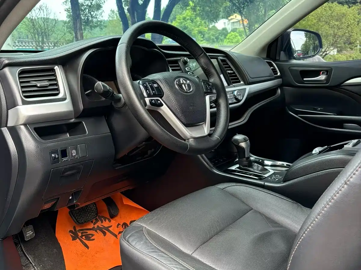 Фото 4 - Toyota Highlander