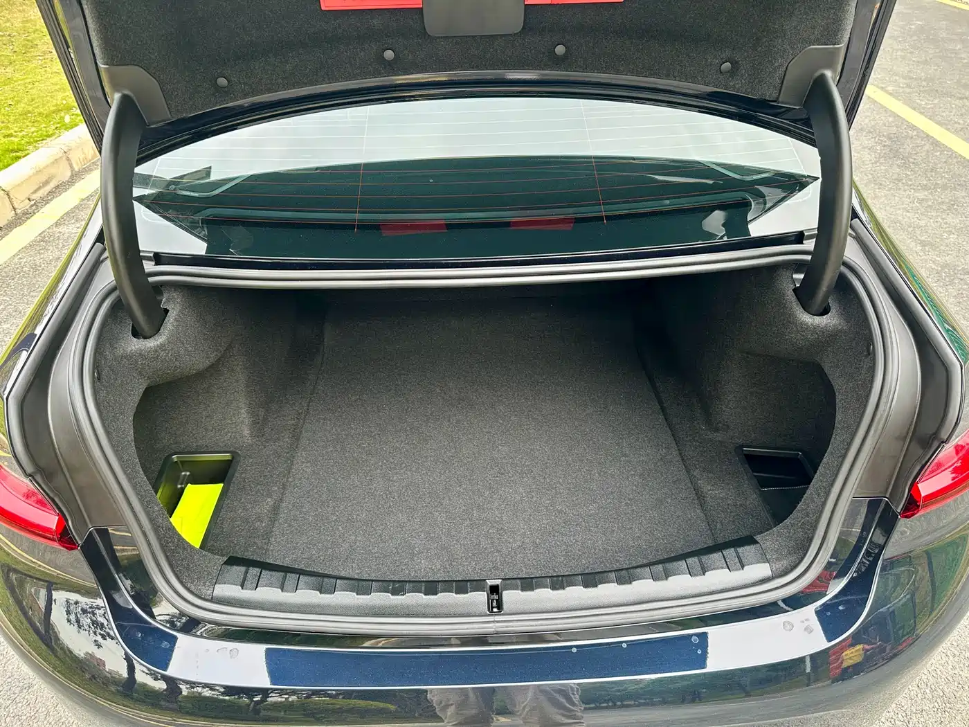 BMW 3 Series 2024 325Li M Sport Shadowline Package фото 12