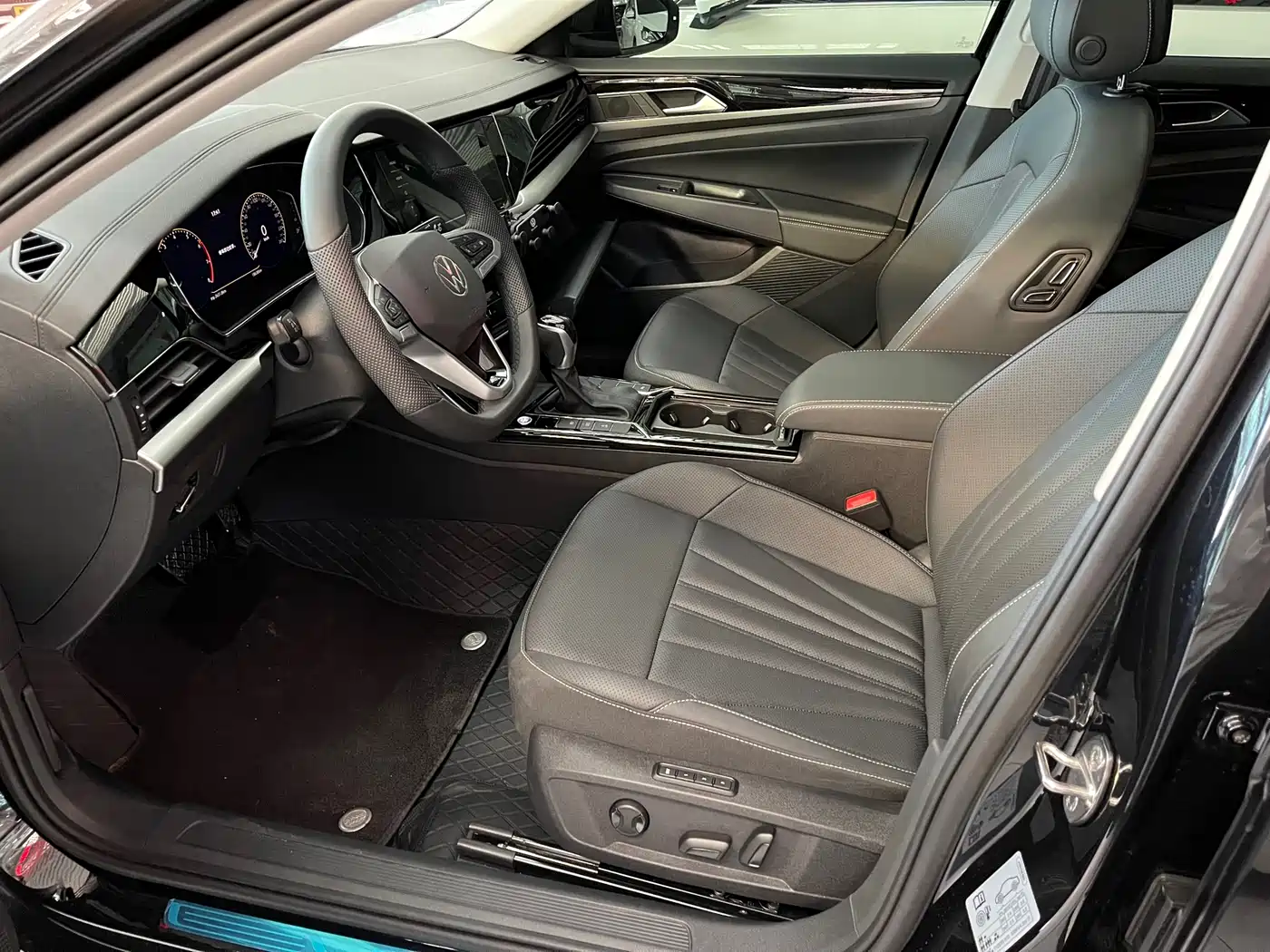 Volkswagen Passat 2025 Outstanding 380TSI Starlight Dragon Soaring Edition фото 5