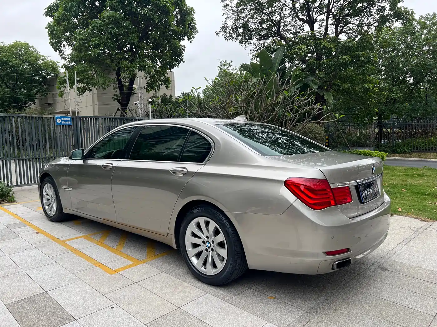 BMW 7 Series 2009 Model 740Li Leading Edition фото 6