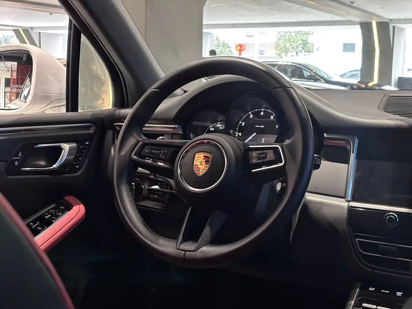 PORSCHE MACAN