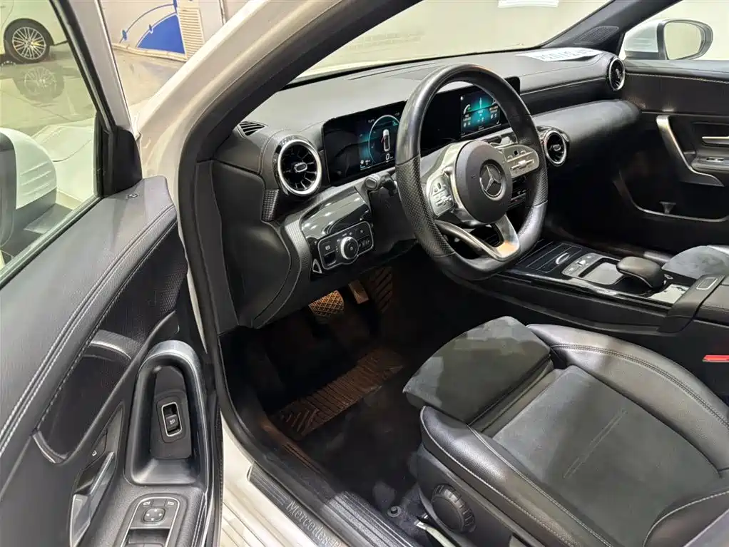 Mercedes-Benz A-Class 2019 A 180 L Sport Sedan фото 14