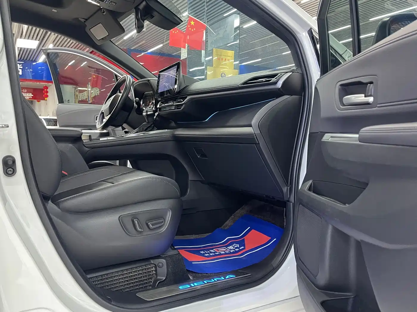 Toyota Sienna 2021 2.5L Hybrid Premium Edition фото 8
