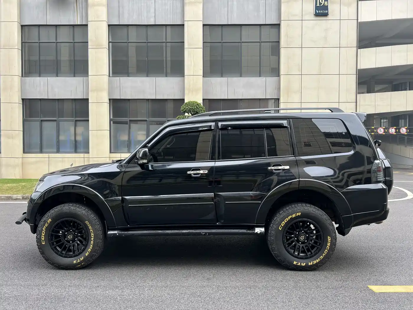 Mitsubishi Pajero (Import) 2019 3.0L Auto Luxury Version фото 19