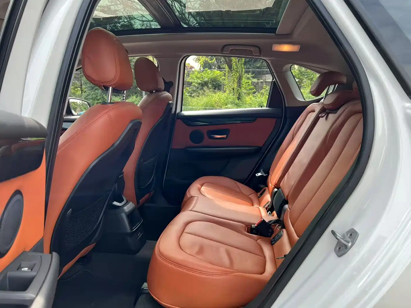BMW 2 Series Touring 2019 218i Leading фото 9