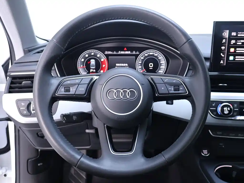 Фото 16 - Audi A4L