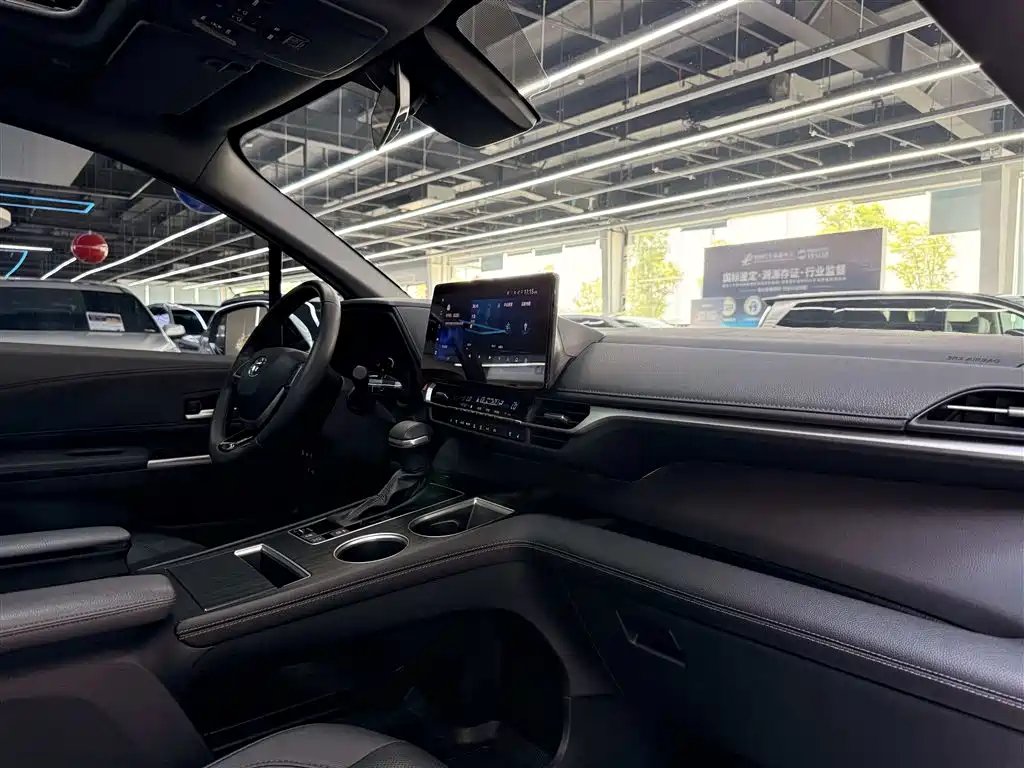 Toyota Sienna 2023 2.5L Hybrid Premium Edition фото 11