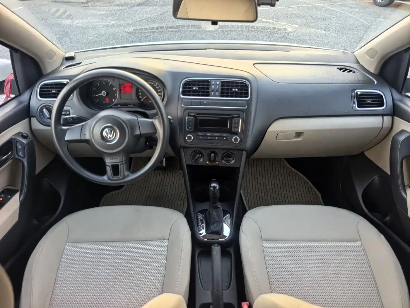Volkswagen Polo 2013 1.6L Automatic Comfort Edition фото 12