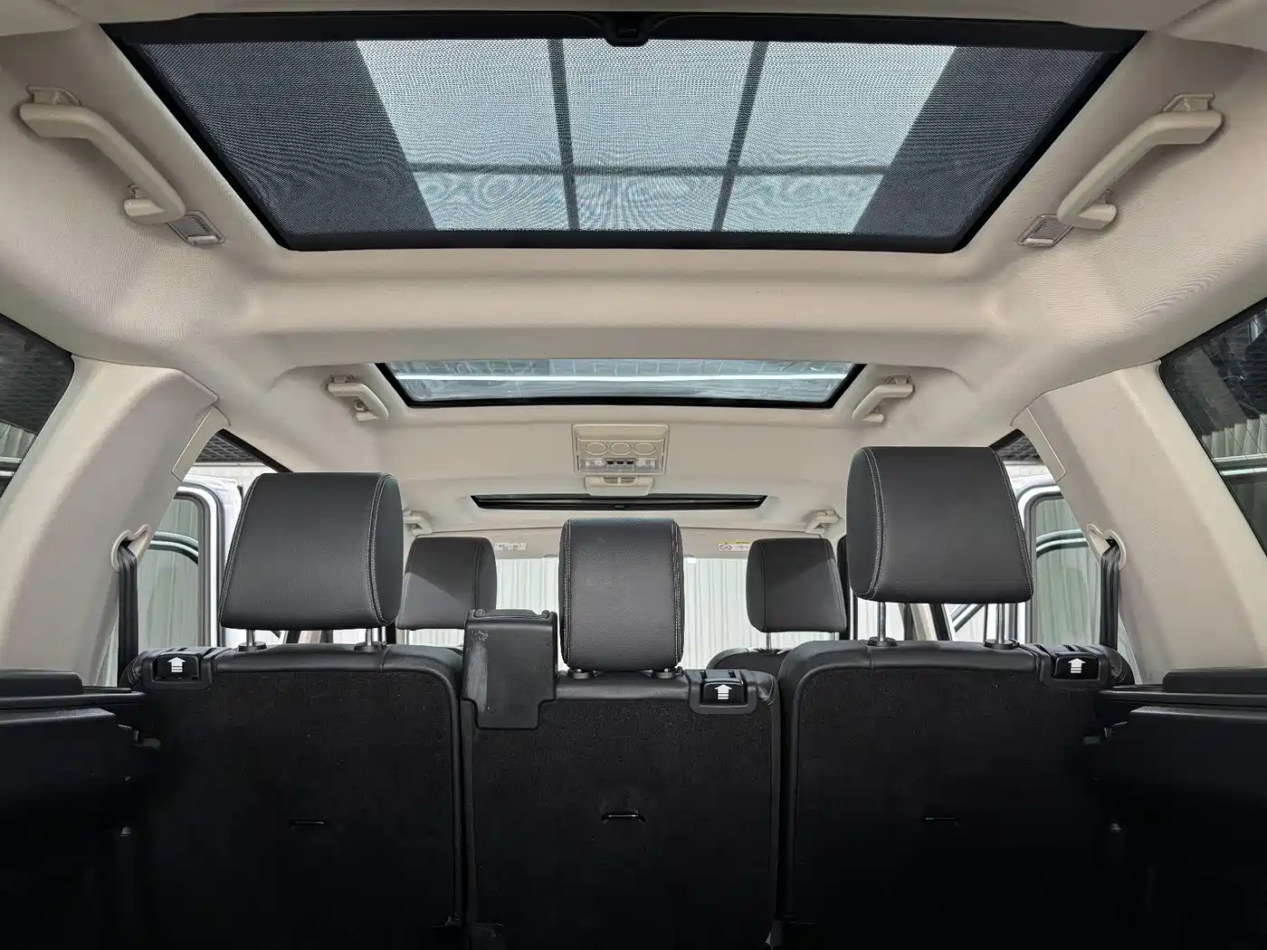 Land Rover Discovery 2015 3.0 SC V6 SE фото 12