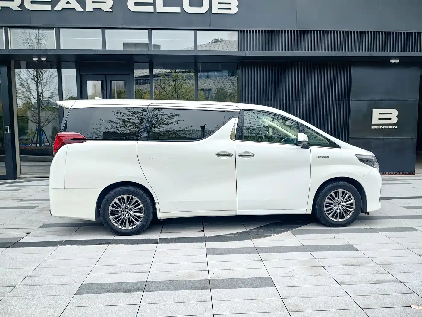 Toyota Alphard 2020 Hybrid 2.5L Luxury Edition фото 3