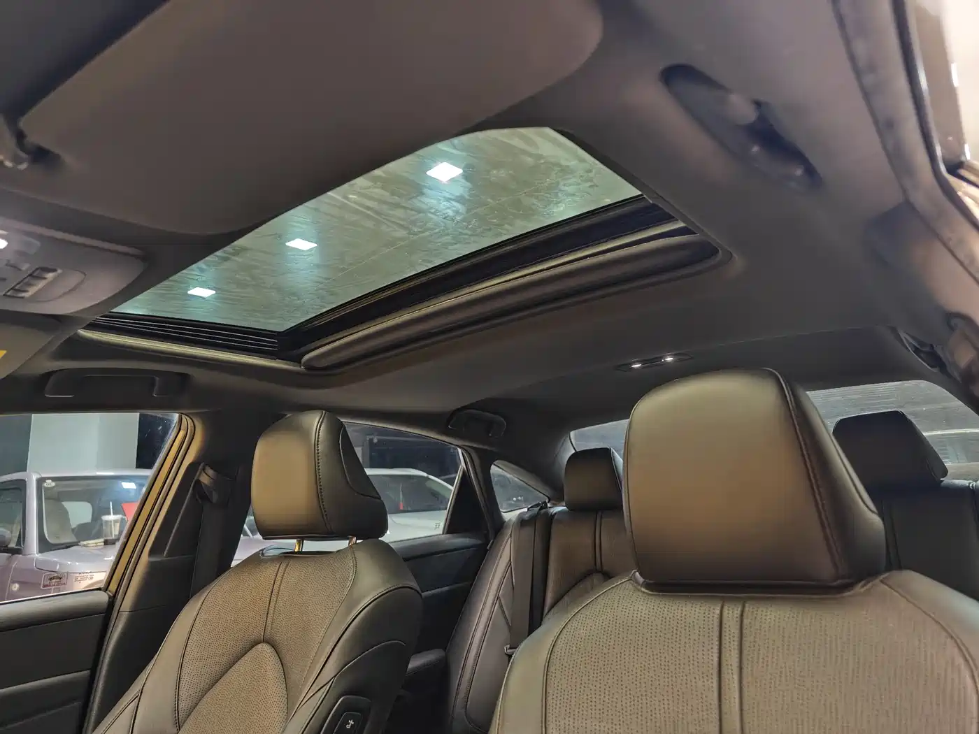 Toyota Avalon 2019 Hybrid 2.5L Luxury Edition China V фото 12