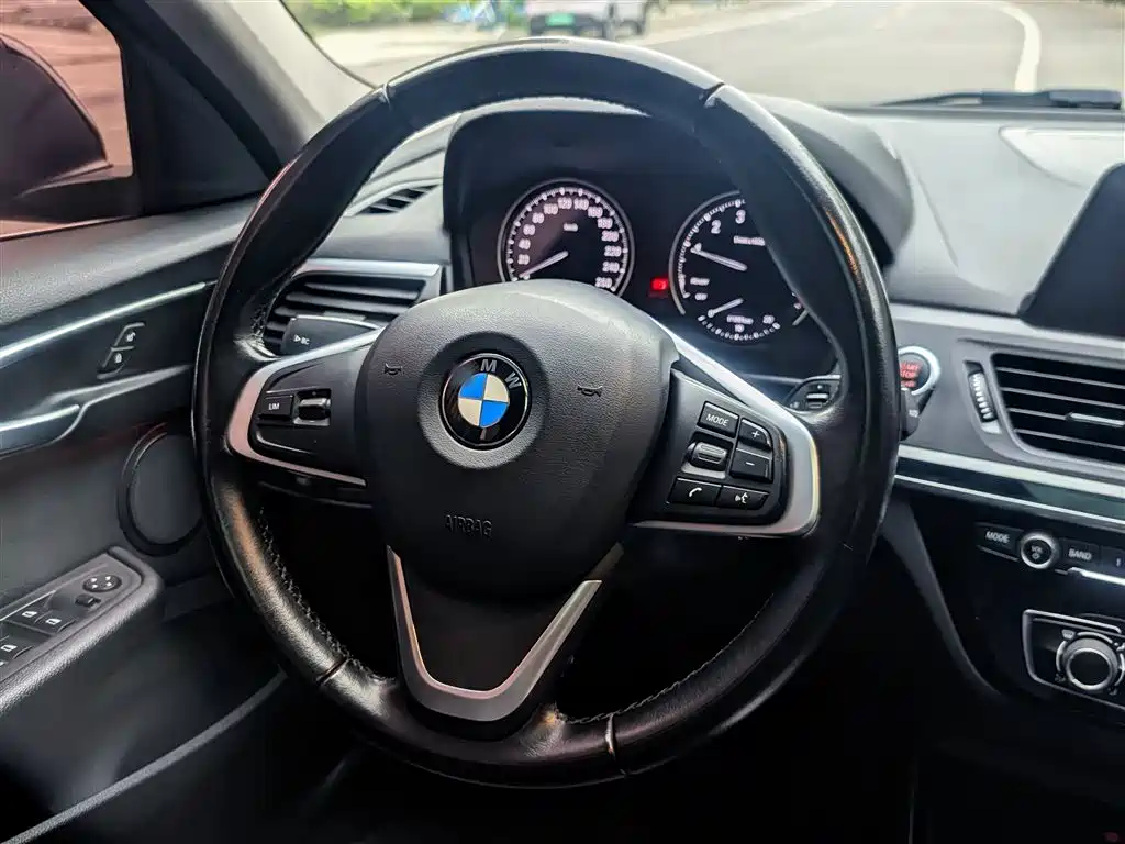 BMW 1 Series 2018 118i Sport Edition фото 2