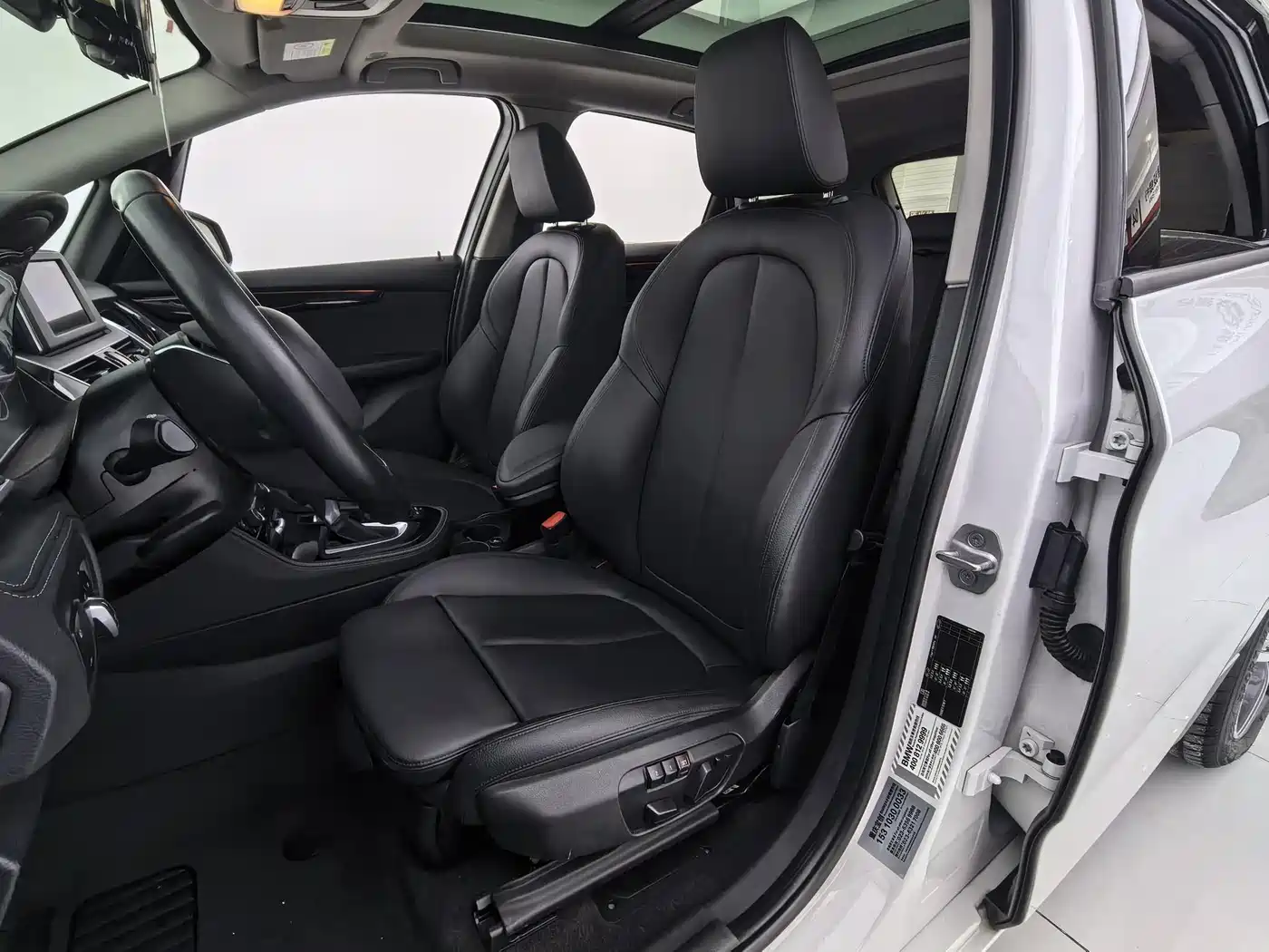 BMW 2 Series Touring 2016 218i Sport Design Package фото 15