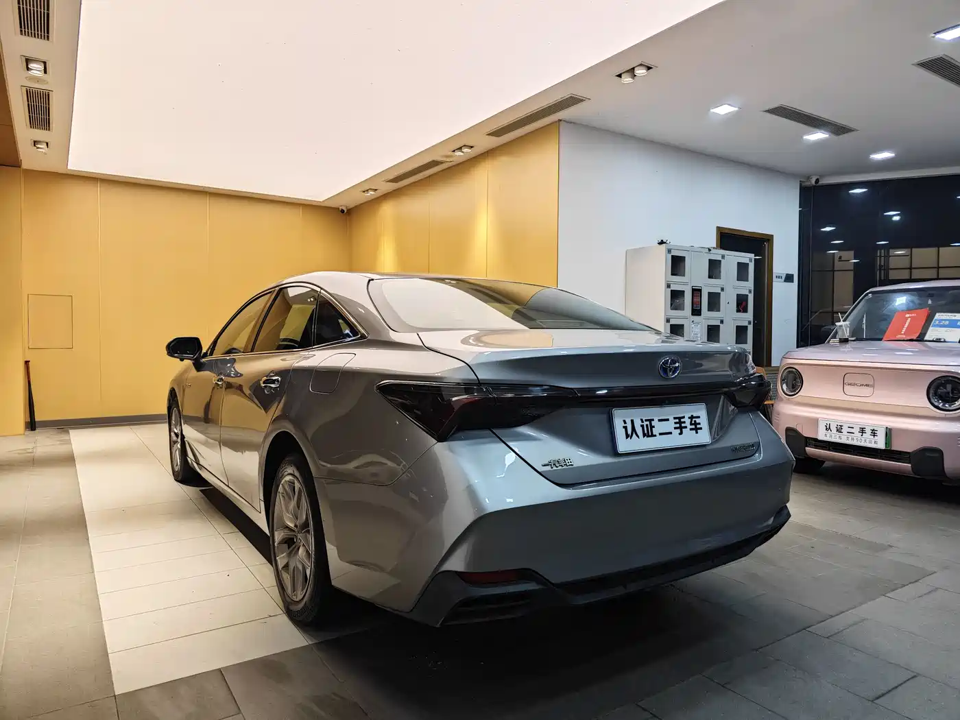 Toyota Avalon 2019 Hybrid 2.5L Luxury Edition China V фото 27