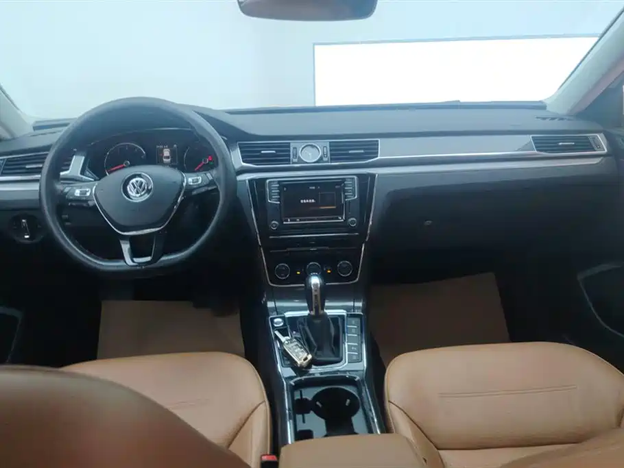 Volkswagen Passat 2017 330TSI DSG Luxury фото 12