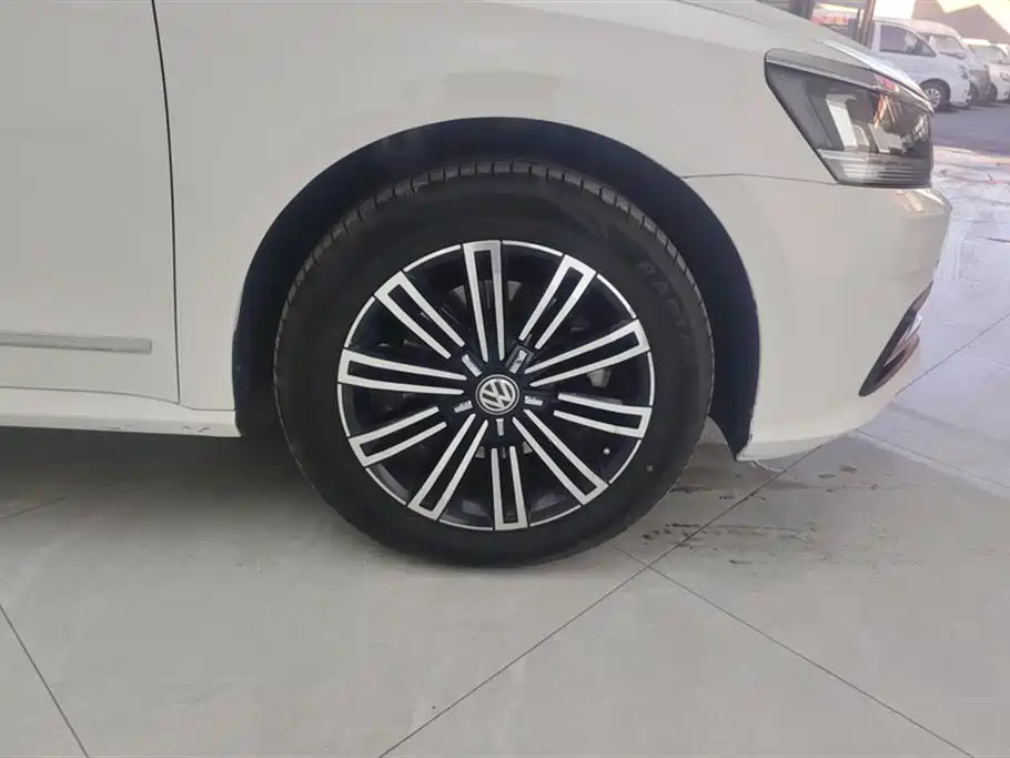 Volkswagen Passat 2017 330TSI DSG Luxury фото 6