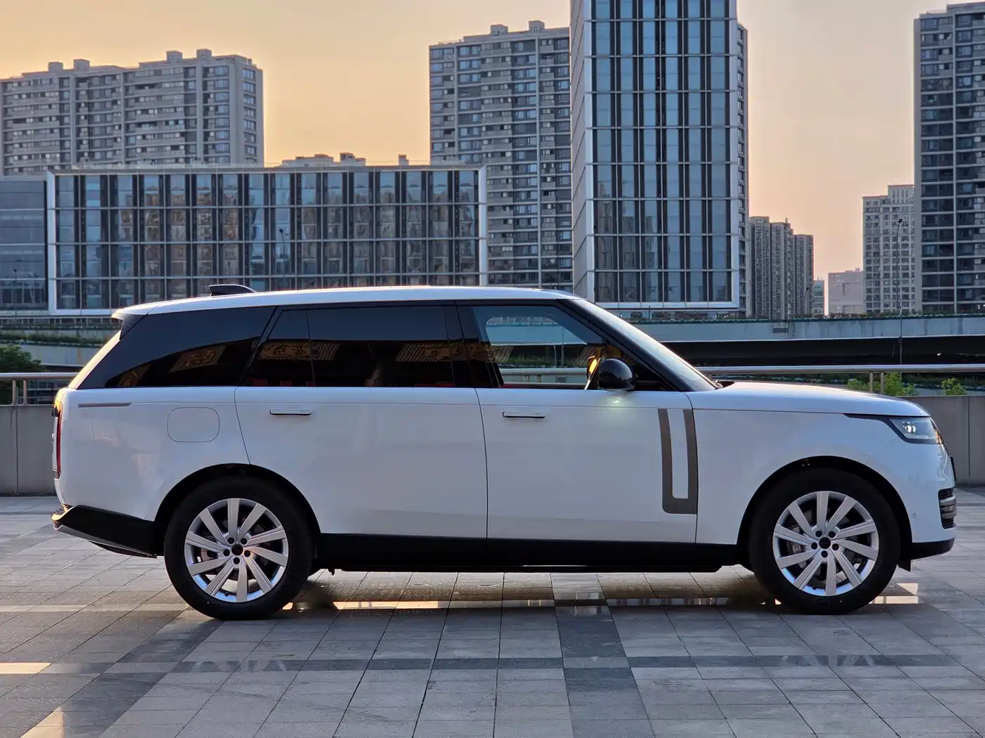 Land Rover Range Rover 2025 3.0 L6 400PS Flourishing Era Extended Wheelbase фото 4