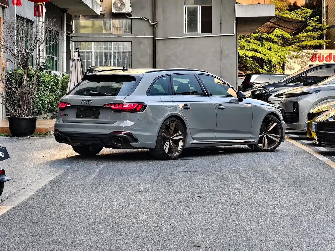Audi RS 4 2022 RS4 Avant Dark Gold Edition фото 10