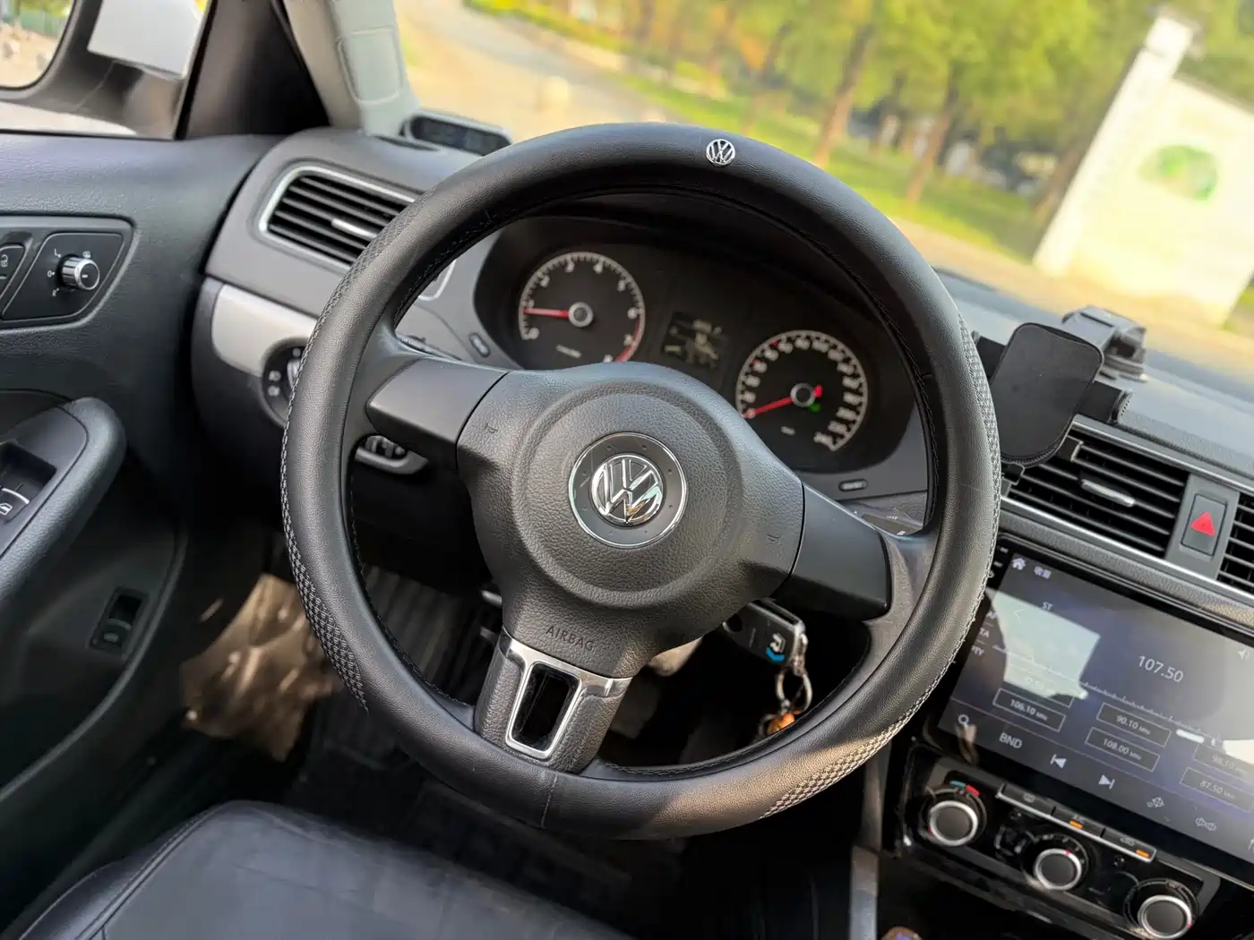 Volkswagen Sagitar 2014 1.6L Automatic Comfort фото 12
