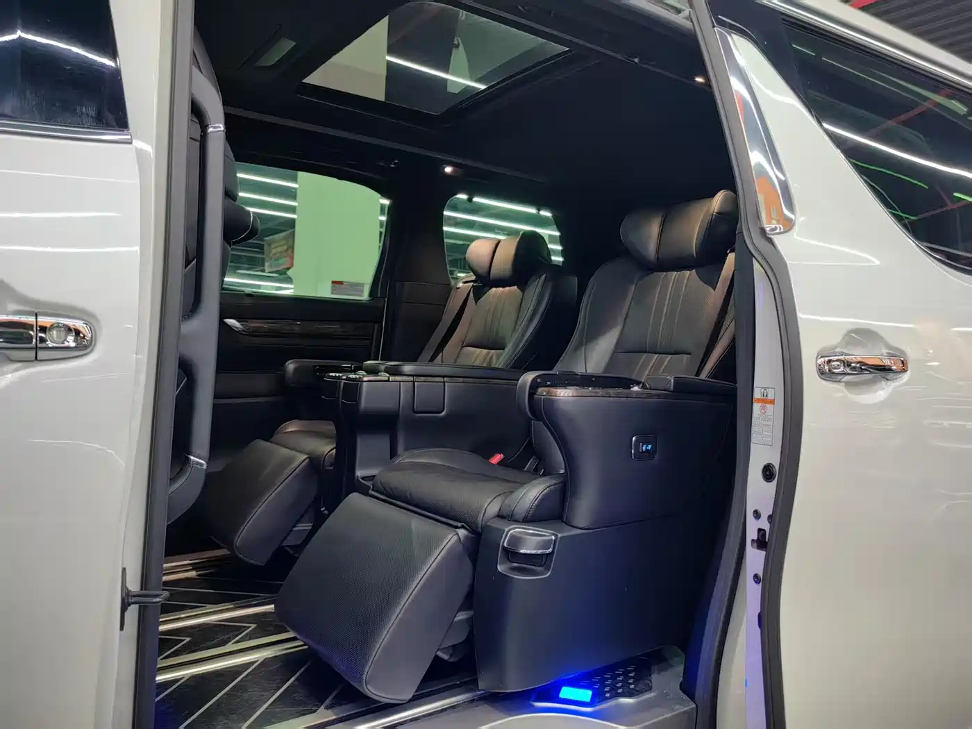 Toyota Vellfire 2019 Hybrid 2.5L HV Premium Edition фото 14