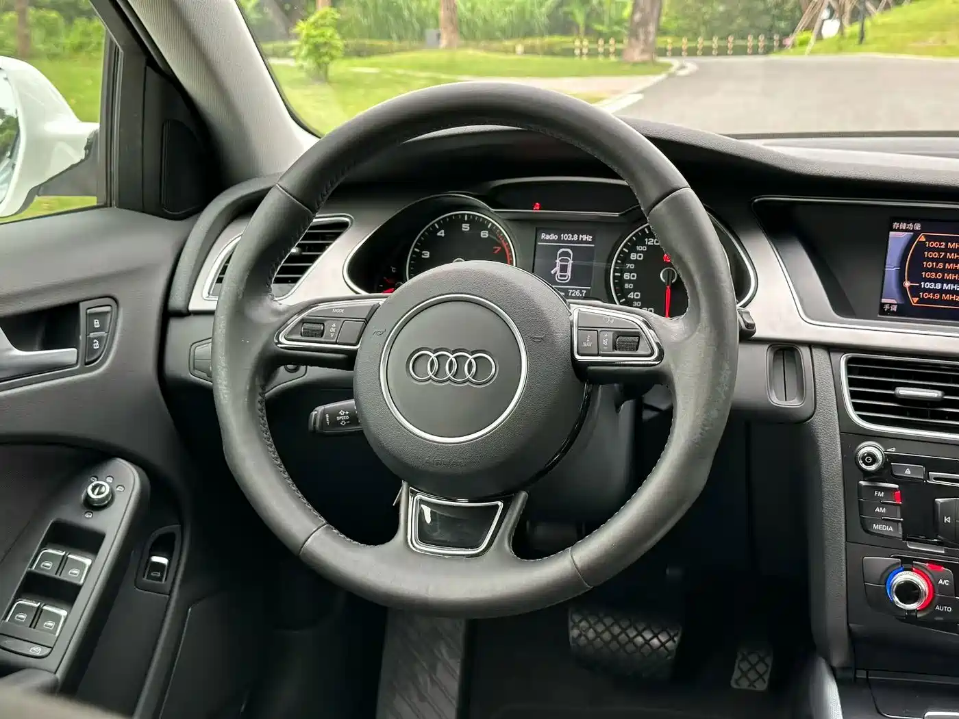 Photo 4 - Audi A4L