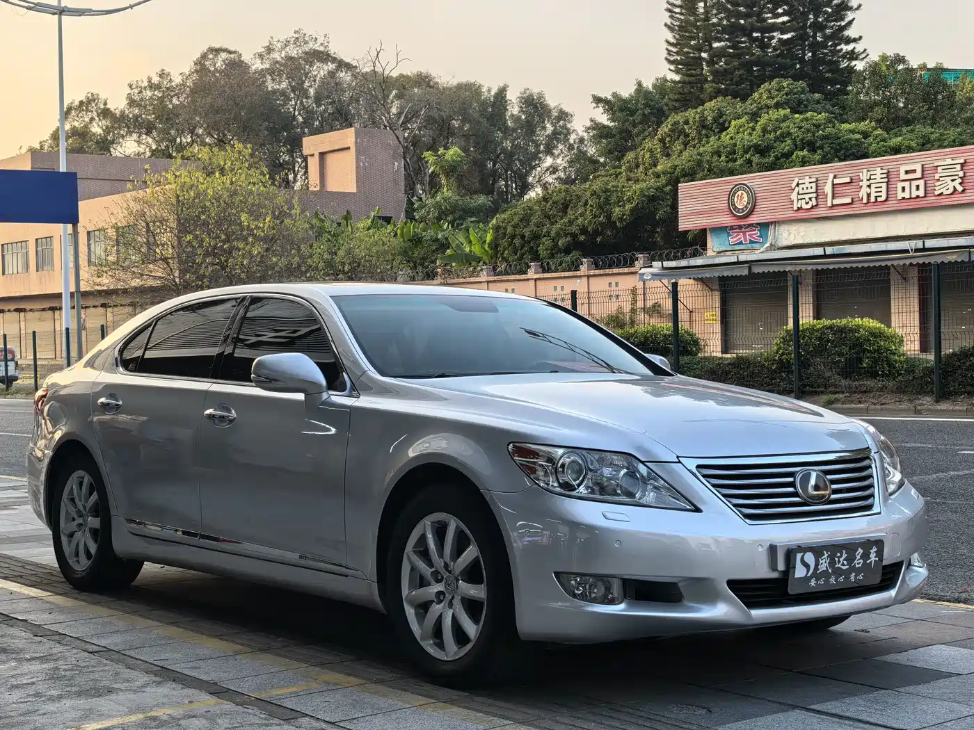 Фото 3 - Lexus LS