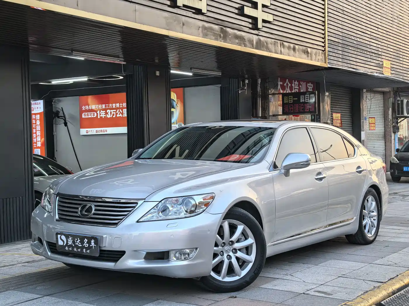 Фото 1 - Lexus LS