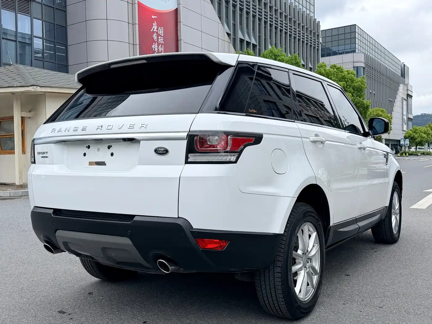 Land Rover Range Rover Sport 2016 Model 3.0 SC V6 SE фото 20