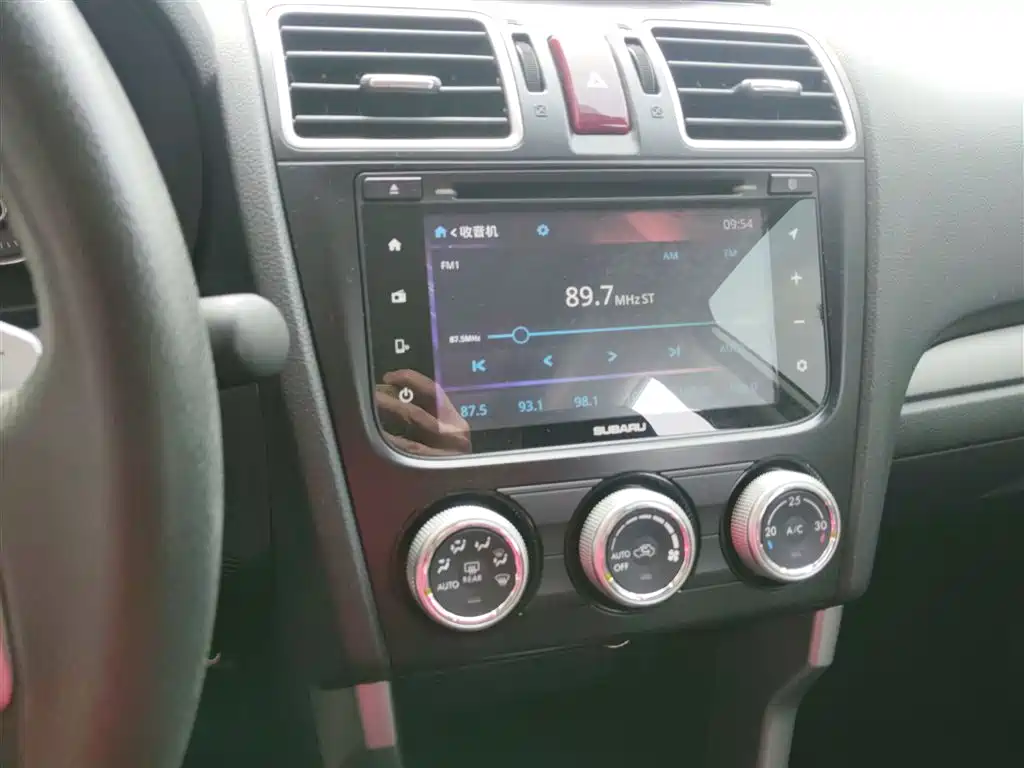 Subaru Forester 2015 2.0i Special Commemorative Edition фото 9
