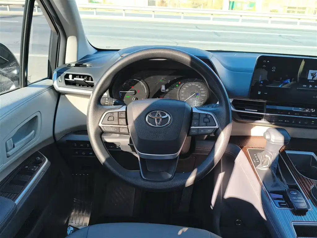 Toyota Granvia 2023 2.5L Hybrid Luxury Edition фото 3