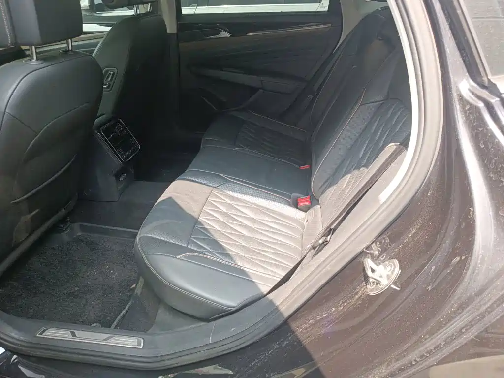 Photo 8 - Volkswagen Passat